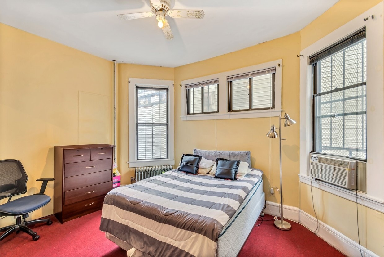 Foto del edificio - 2058 Ryer Ave