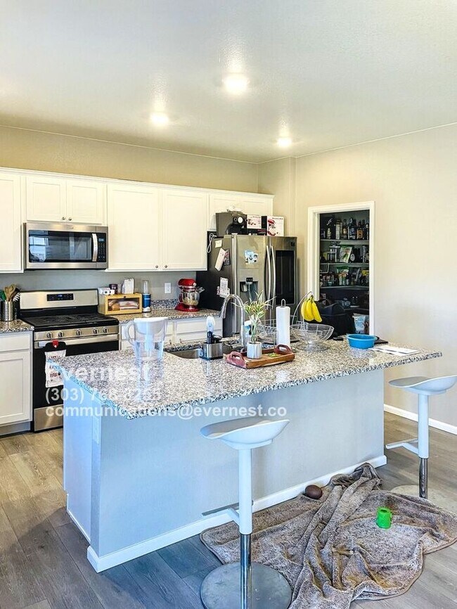 Foto del edificio - Spacious 4-Bedroom Home with Modern Comfor...