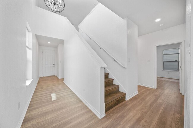 Building Photo - 4 Bedroom 2.5 Bathroom located in Overlook...