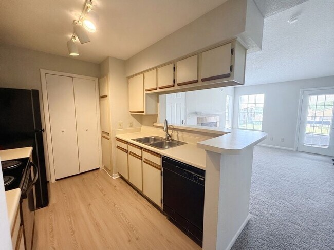 Foto del edificio - 5501 Rosebriar Way
