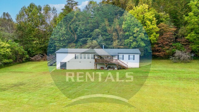 Foto del edificio - 4 bedroom 2 bath Double-Wide Trailer taste...