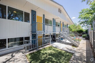 Building Photo - 319 S Pioneer