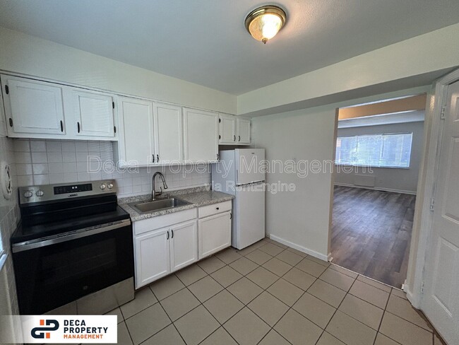 Building Photo - 9910 Broadmoor Dr