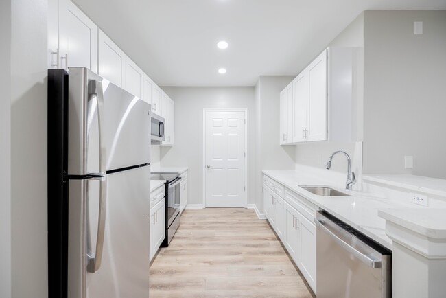 Building Photo - The Lena