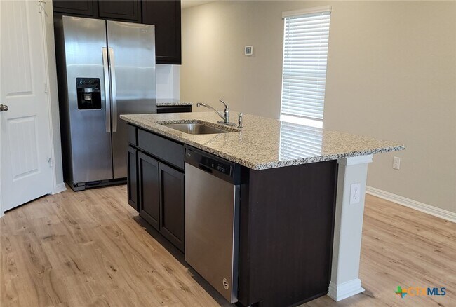 Foto del edificio - 417 Shiner Ln