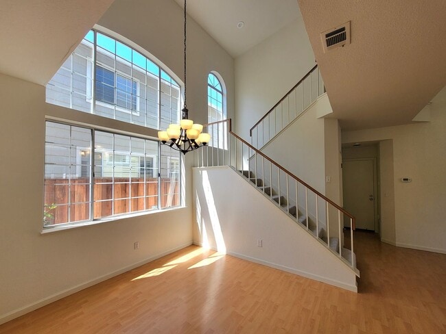 Building Photo - Lovely and Spacious 4-bedroom Beauty in De...