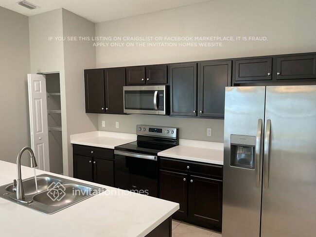 Building Photo - 886 SW Del Rio Blvd