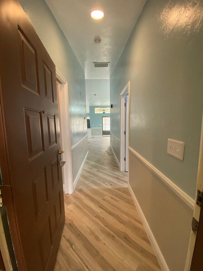 Building Photo - FULLY REMODELED VILLA IN REGENT PARK!!!!