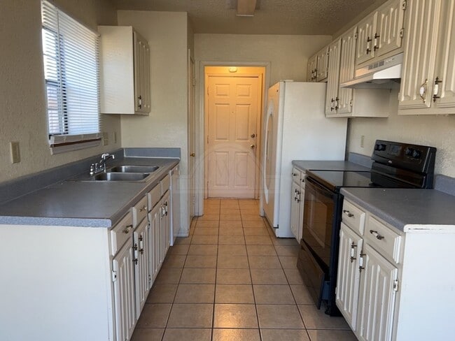 Building Photo - 2001 Meadowbrook Dr