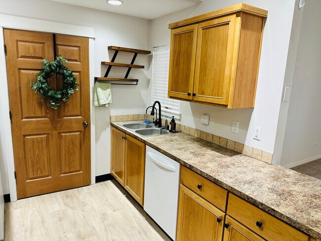 Foto del edificio - Charming Condo in Terrific Salmon Creek Location