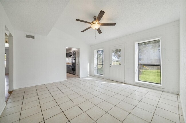 Building Photo - 2223 Par Ln