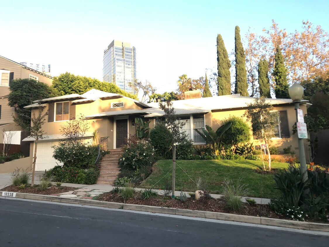 Building Photo - 10338 La Grange Ave