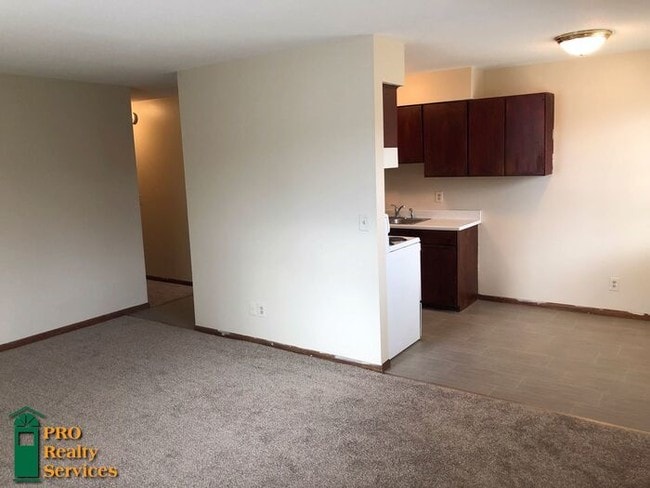 Building Photo - Upper Level 2 Bedroom Apartment