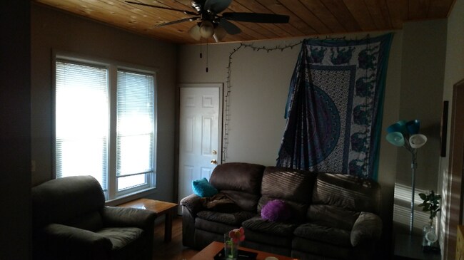 Foto del edificio - 328 W 10th St