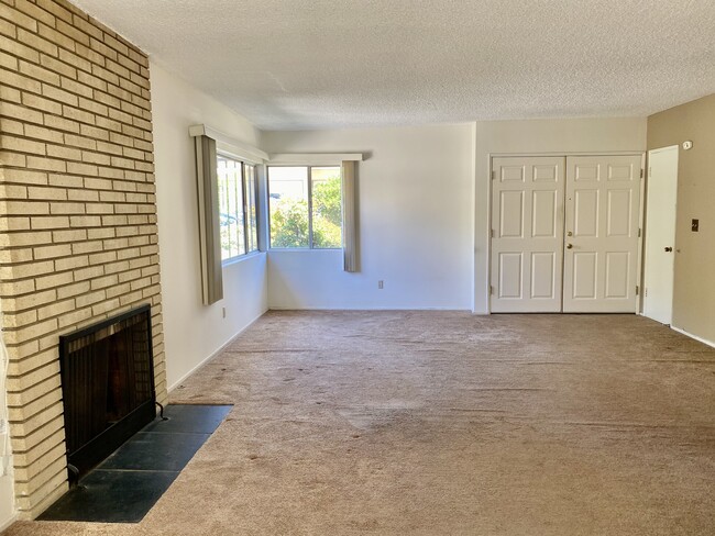 Living room - 3236 Fairesta St