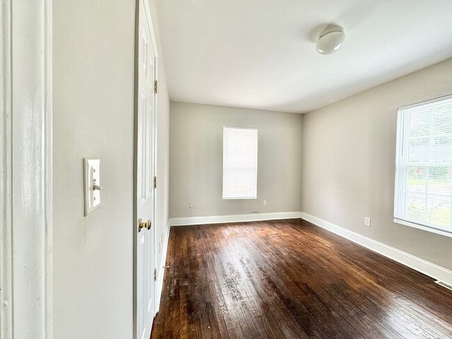Building Photo - 3 BR house available near Target on Lawndale!