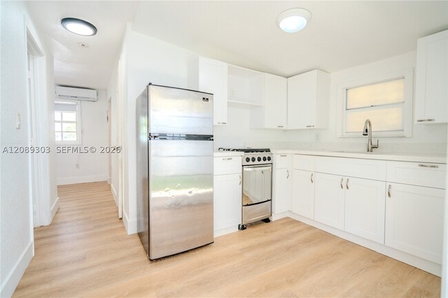 Building Photo - 27 SW 55th Ave