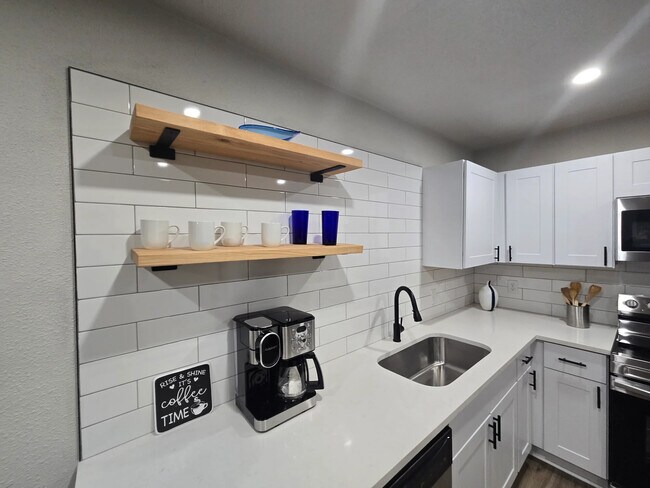 Building Photo - E Sendro