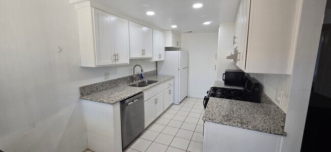 Foto del edificio - Sneak Peak Preview! Schedule a Showing Ahe...