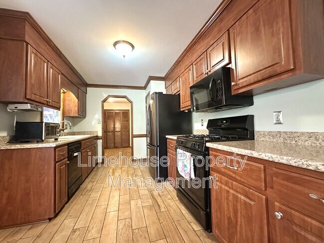 Building Photo - 4033 Kalona Rd