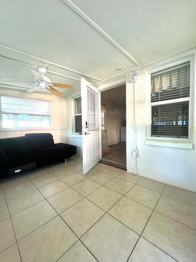 Foto del edificio - 516 Northmoor Ave N