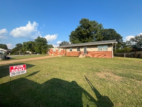 Building Photo - 106 Roberts St