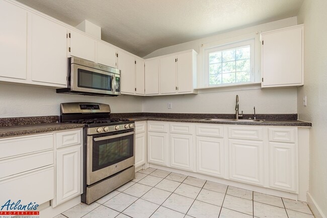 Building Photo - Lovely Downtown San Jose Home | Off-Street Parking