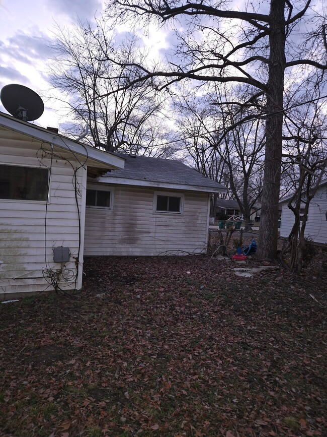 Building Photo - 1617 Parklane Dr