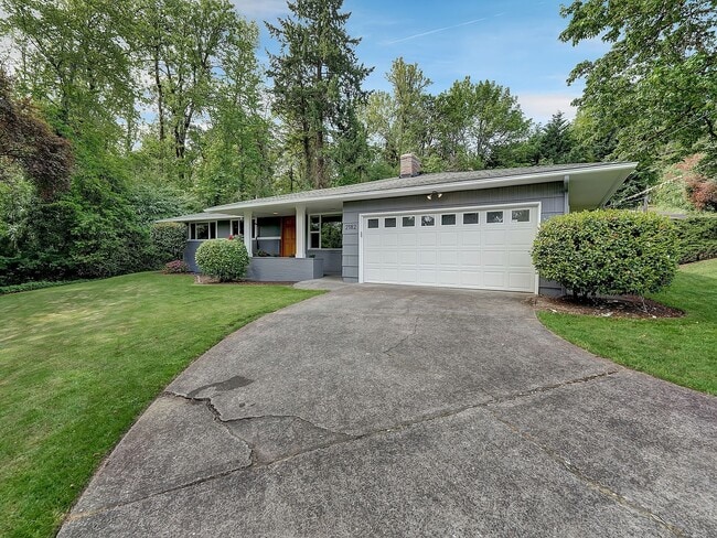 Building Photo - Remodeled Ranch Backing to Glenmorrie Park