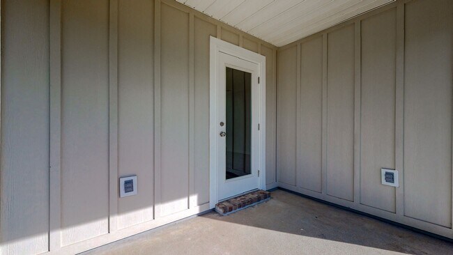 Building Photo - Stunning 4 Bedroom Home