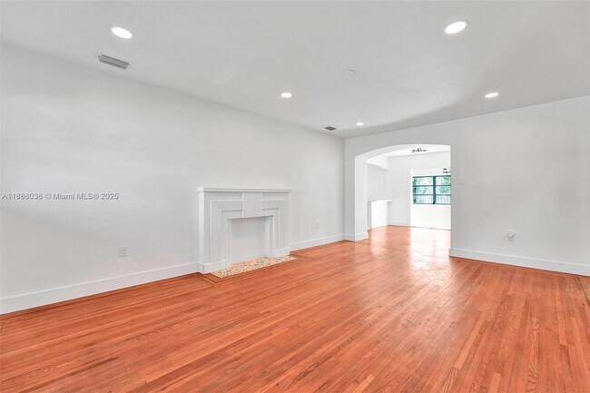Foto del edificio - 9173 Byron Ave