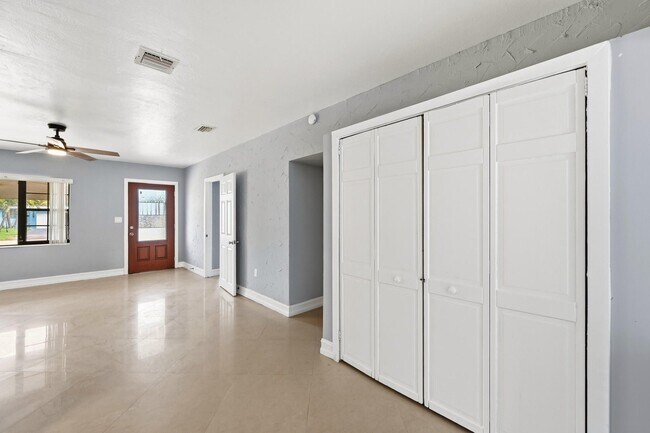 Building Photo - 740 E Evanston Cir