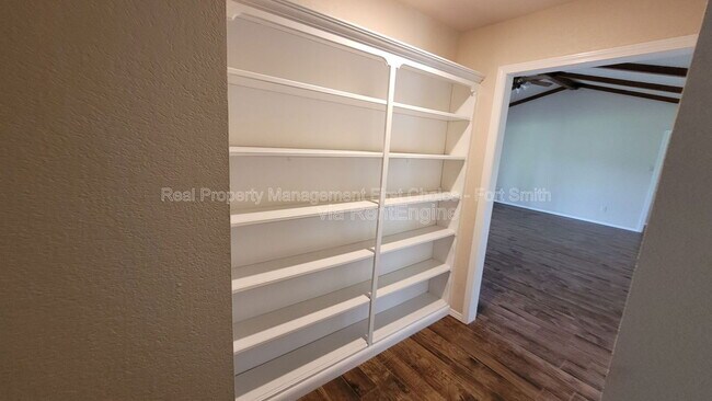 Foto del edificio - 9200 Rogers Ave