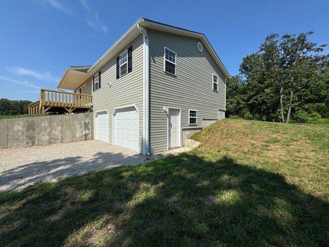Building Photo - Gorgeous 5 Bedroom, 3 Bathroom two Level H...