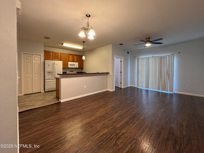 Foto del edificio - 8215 Green Parrot Rd
