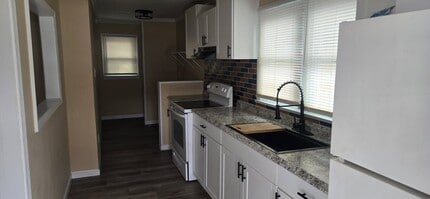 Building Photo - 955 Putnam St