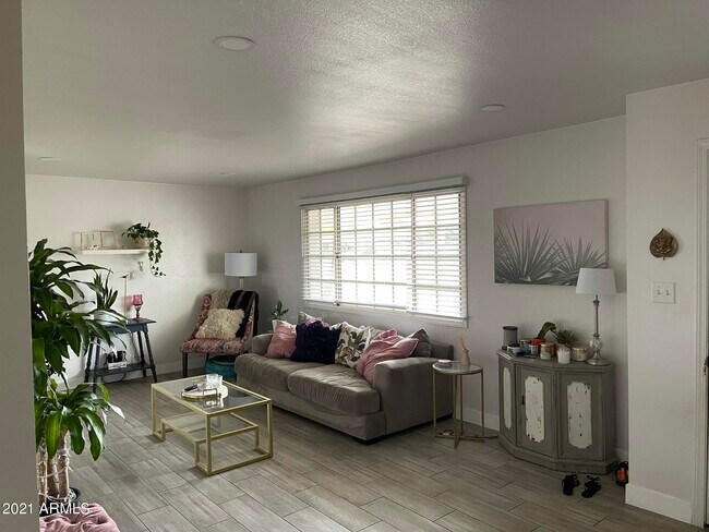 Foto del edificio - 1131 E Marigold Ln