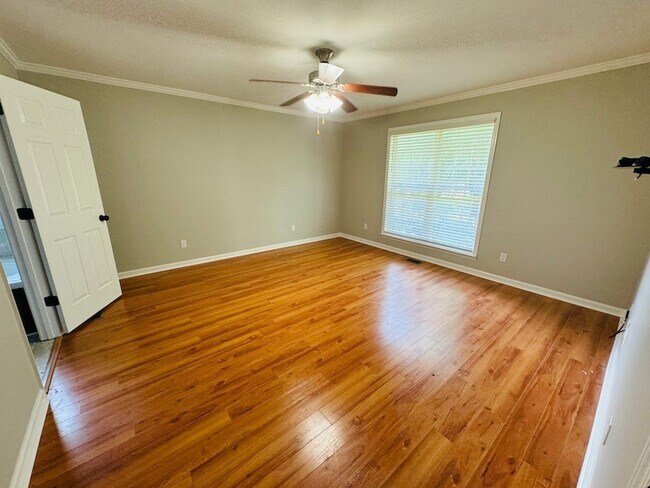 Building Photo - 449 Sanders Ln