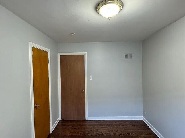 Building Photo - 8957 Lamon Ave