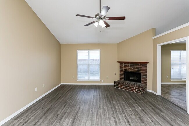Foto del edificio - 7214 Brenwood Dr