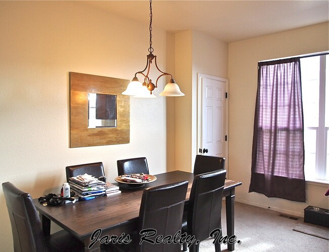 Building Photo - Fantastic Latigo Townhome Near Dining, Sho...