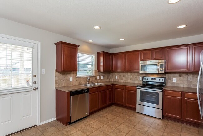 Foto del edificio - 5828 Ridge Lake Dr