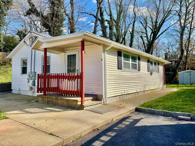 Foto del edificio - 188 Hallock Landing Rd