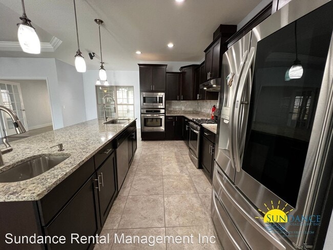 Building Photo - 4 br, 3.5 bath House - 3155 Doris Street