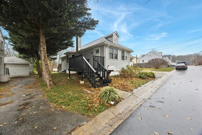 Building Photo - 6 Laurel Ave