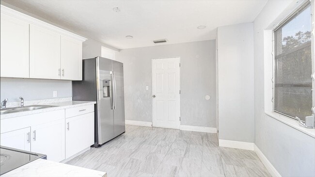 Building Photo - 727 Essex Rd