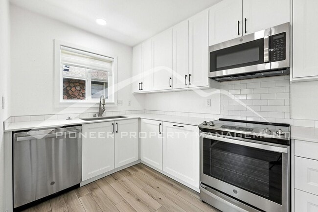 Building Photo - Spacious Townhouse with Washer/Dryer and C...