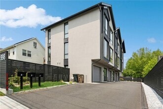 Building Photo - 998 Cove Rd
