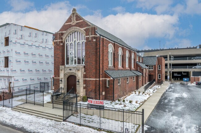 LADO DELANTERO - 92 E Forest Ave