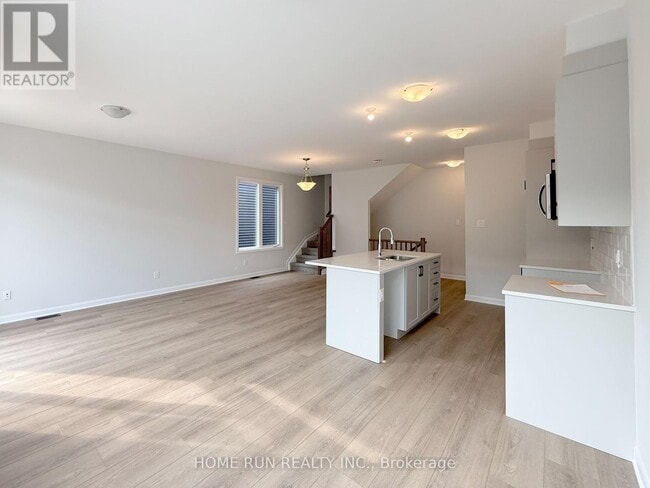 Building Photo - 521 Woodlily Private